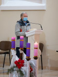 Żychlin: ks. bp Mering poświęcił nowe witraże w parafialnej świątyni